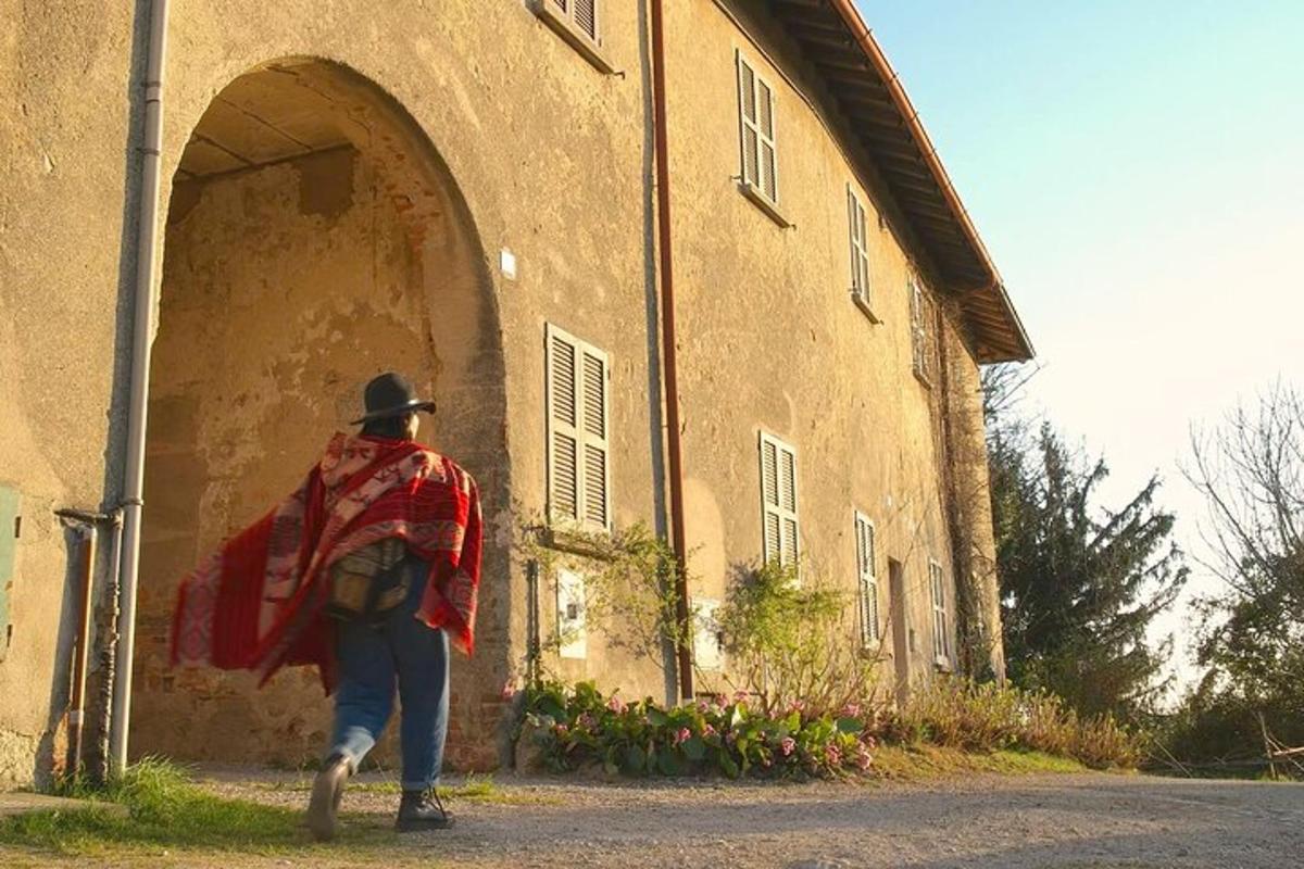 un uomo con uno zaino che cammina davanti a un edificio