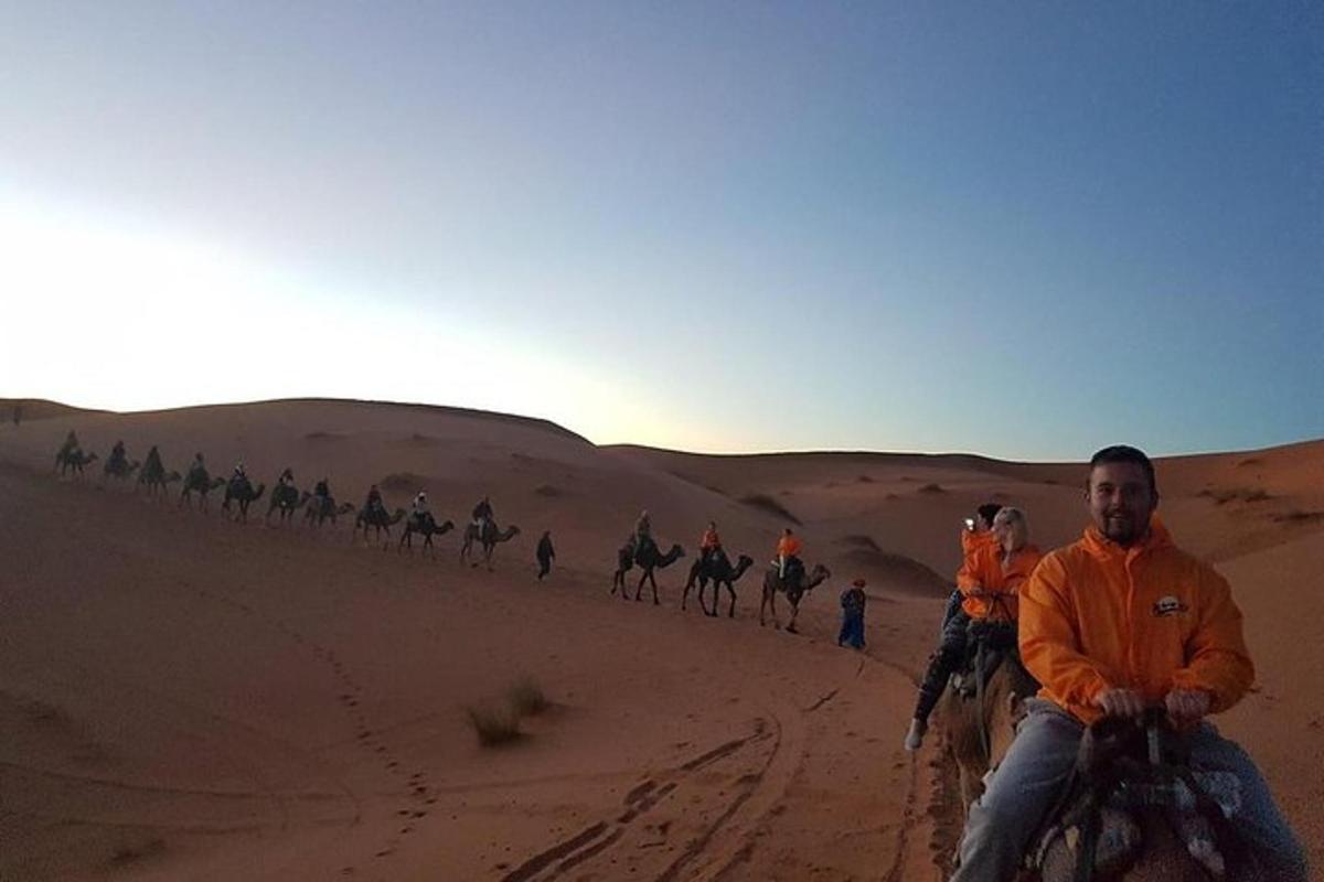 eine Gruppe von Menschen reitet in der Wüste