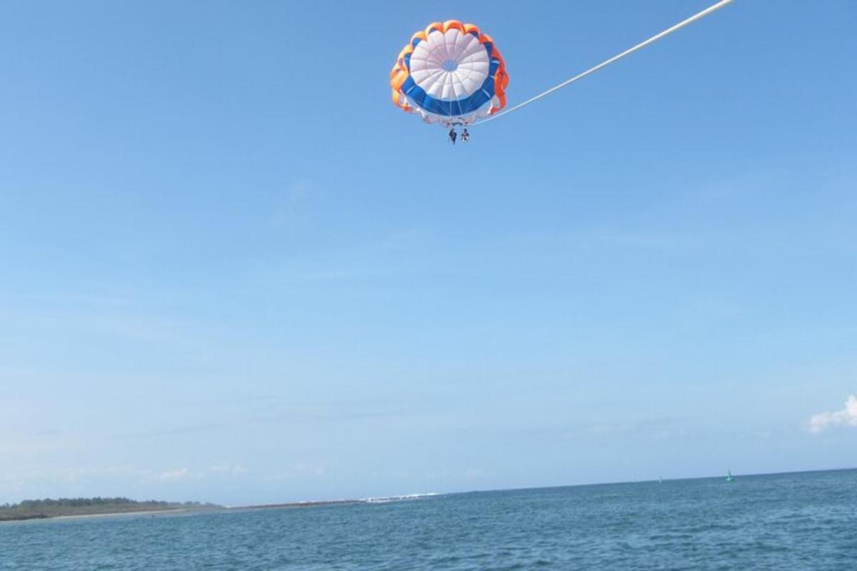 một con diều bay trên bầu trời phía trên đại dương
