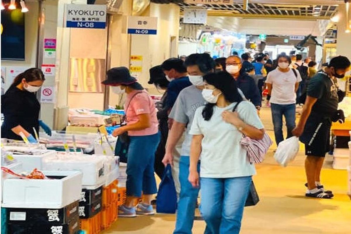 sekumpulan orang yang memakai topeng muka di sebuah kedai