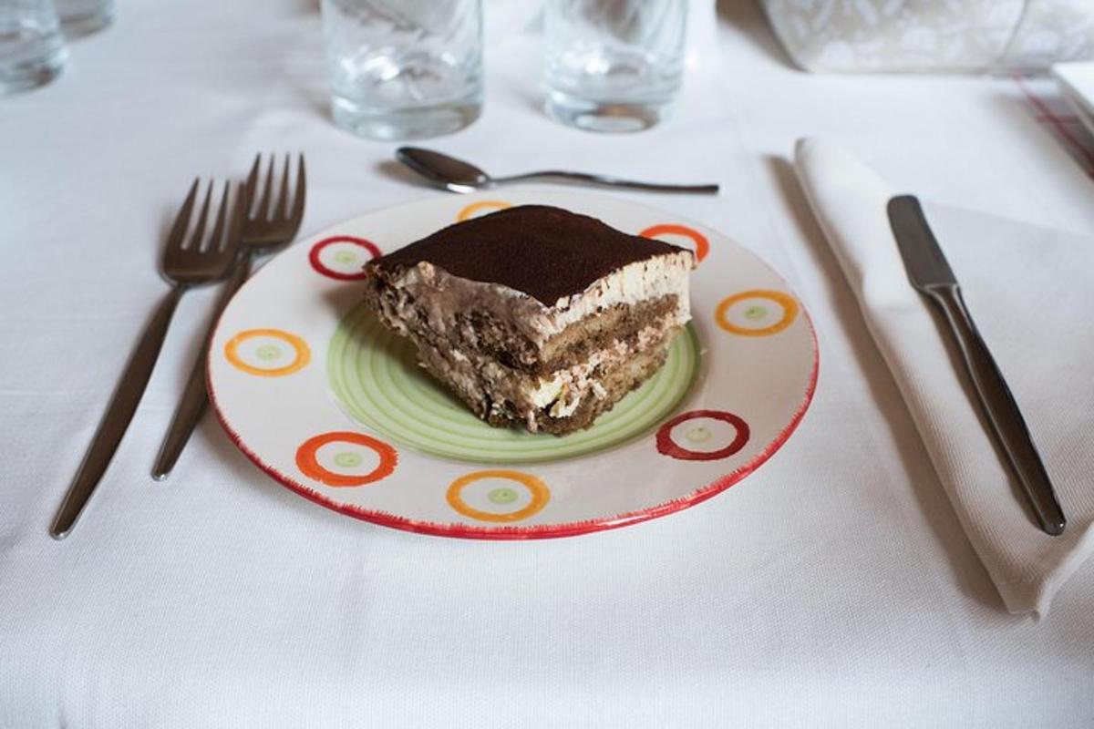 テーブルの上の皿の上のケーキ