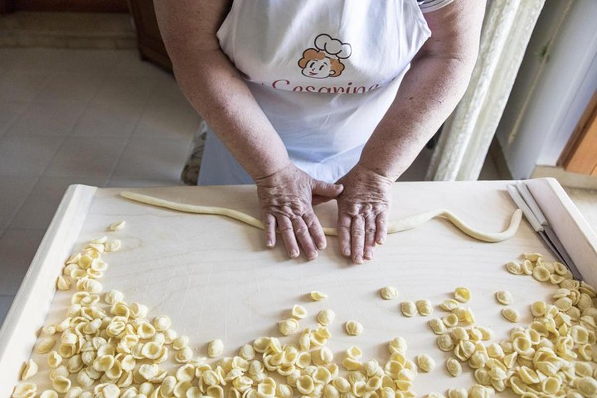Una persona está preparando comida en una tabla de cortar.