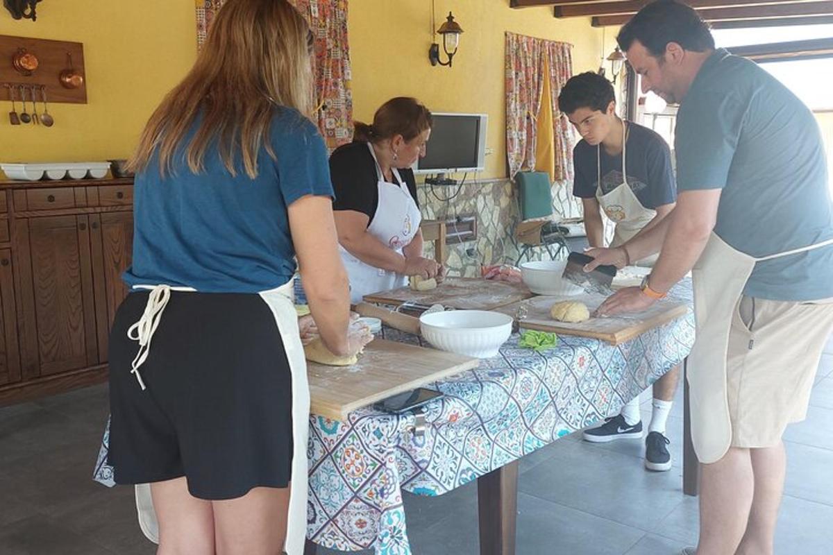 Un grupo de personas de pie en una cocina preparando comida.