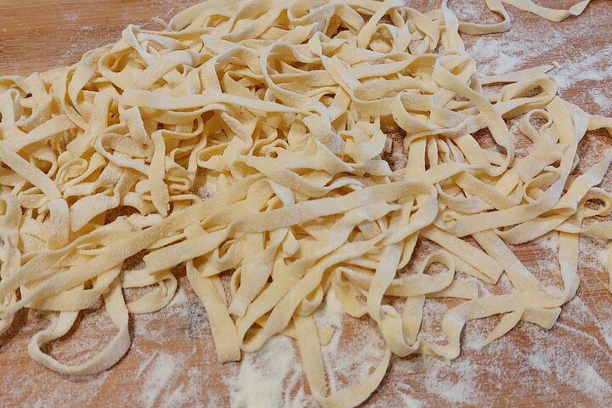 kasa pastaa pöydällä