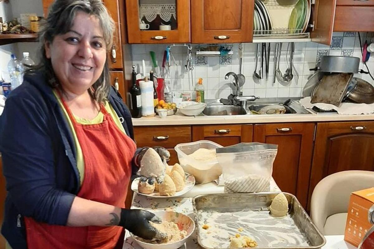 žena stojící v kuchyni a připravující jídlo