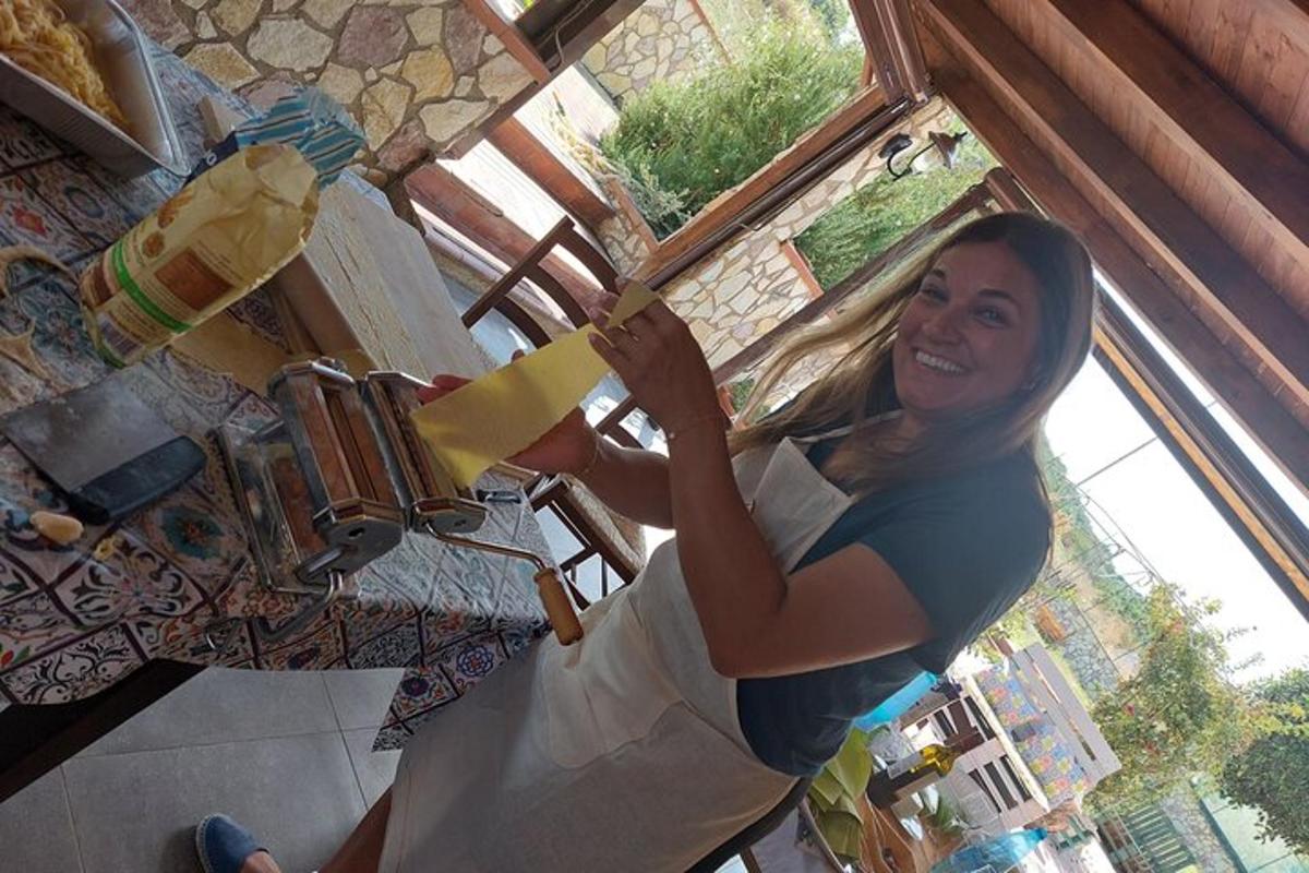 Una mujer parada en un mostrador en una cocina.