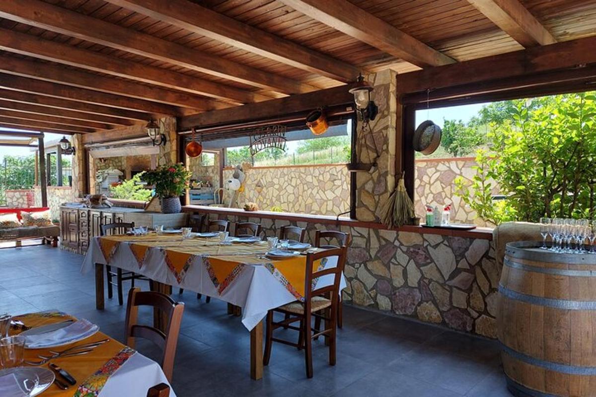 Un comedor con mesas y sillas en un restaurante.