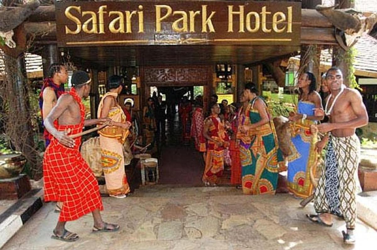 một nhóm người đang đứng bên ngoài khách sạn sari park
