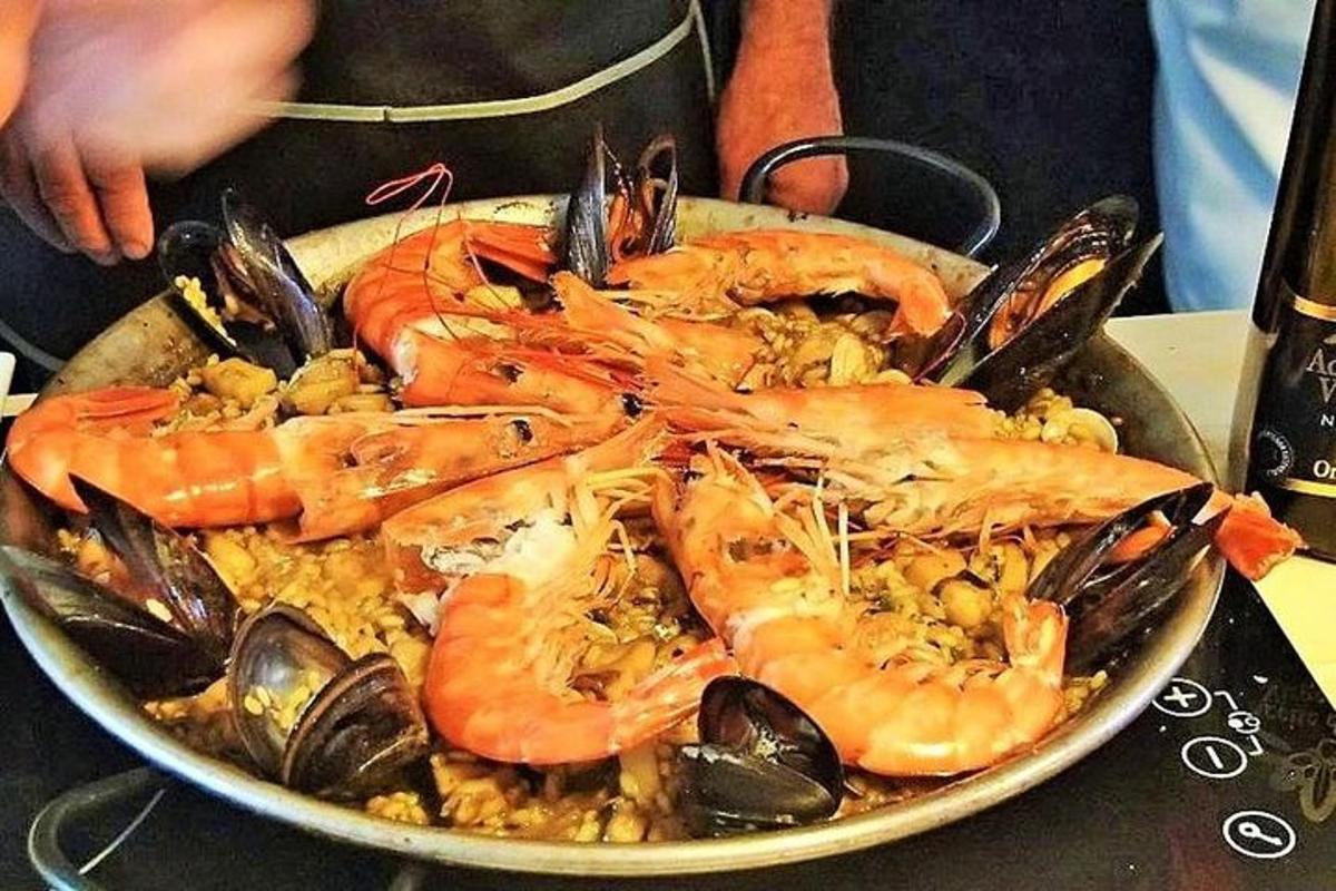 talíř jídla s krevetami a mušlemi na stole