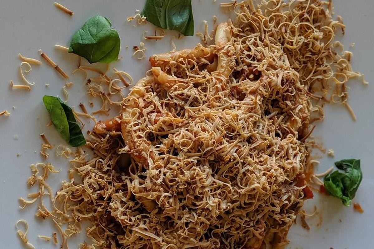 một đống mì trên một chiếc đĩa trắng