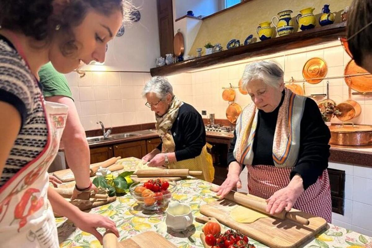 un gruppo di persone in cucina che preparano il cibo