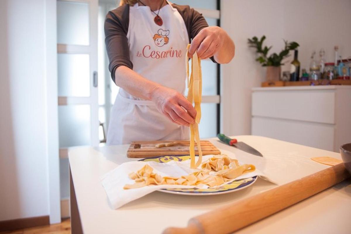 Una mujer está preparando un plato de papas fritas