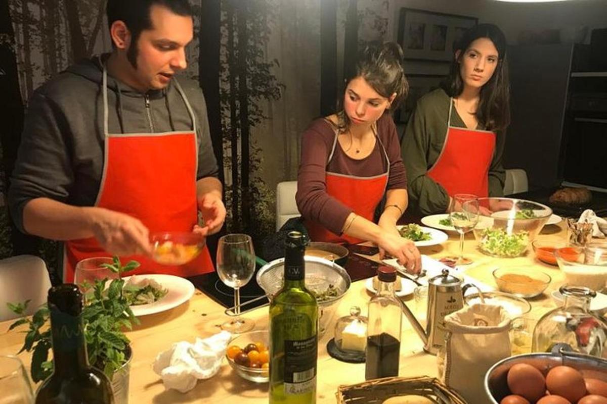 um grupo de pessoas em pé ao redor de uma mesa preparando comida