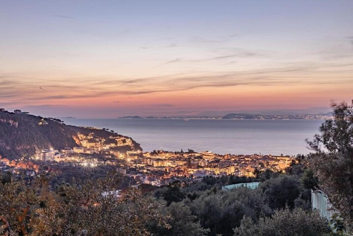 Útsýni yfir borgina Positano við sólsetur