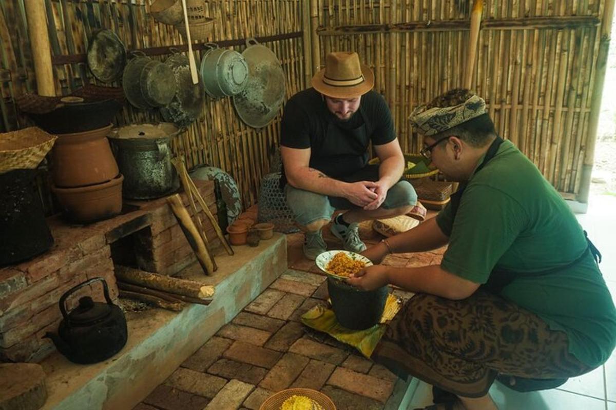 Dos hombres están preparando comida en una cocina.