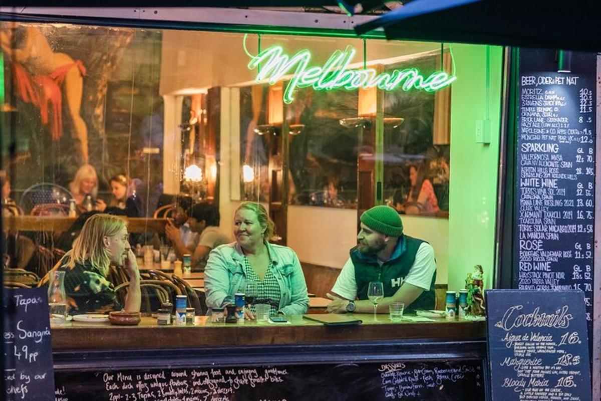en gruppe mennesker som sitter ved et bord på en restaurant