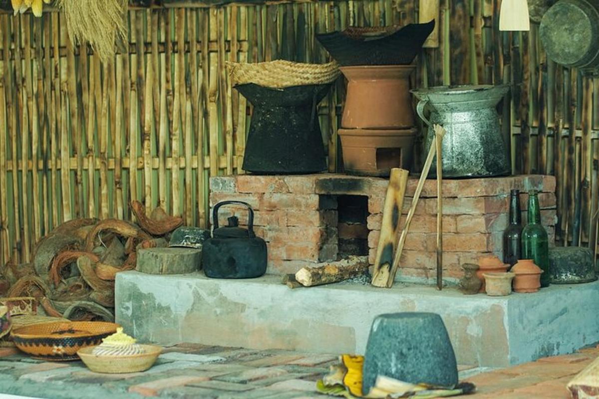 Una chimenea de ladrillo con jarrones encima.