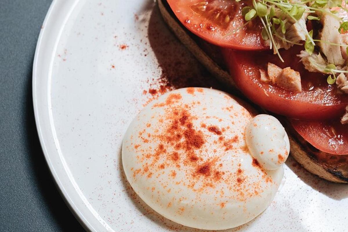 en tallerken med mat med et egg og en sandwich