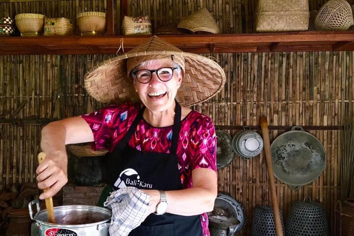 Una mujer que lleva un sombrero está revolviendo una olla