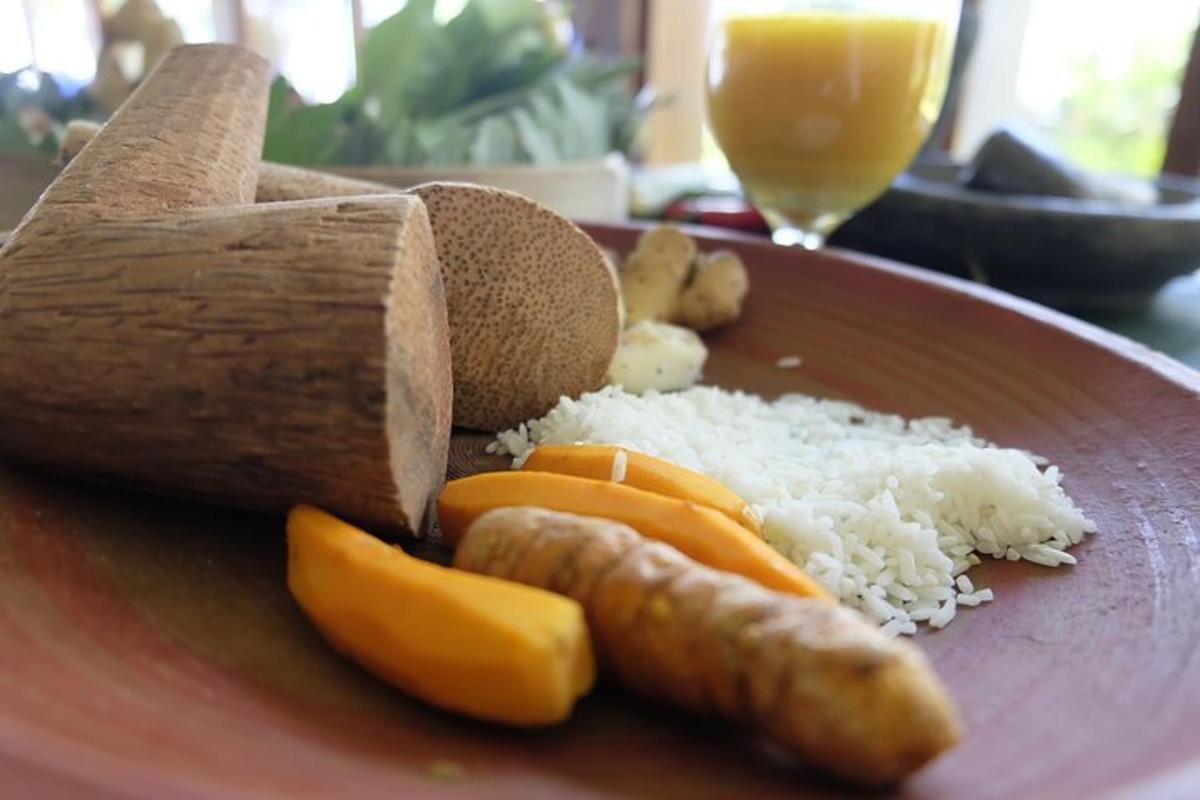 một đĩa cơm, cà rốt và các loại thực phẩm khác