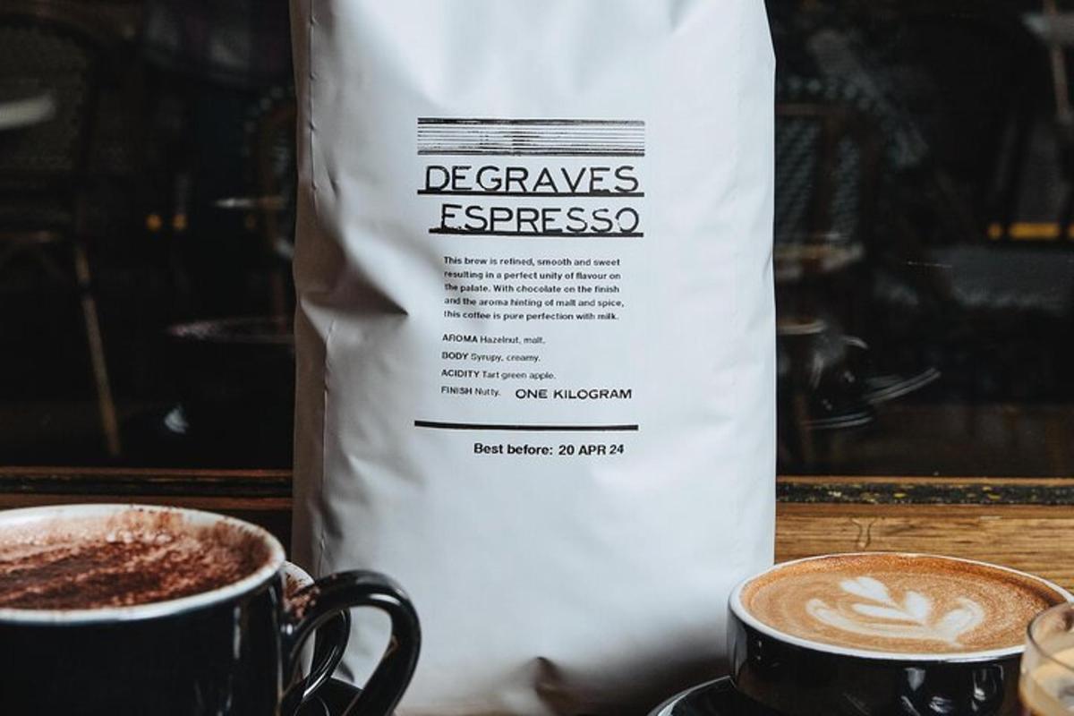 to kopper kaffe ved siden av en kaffepose