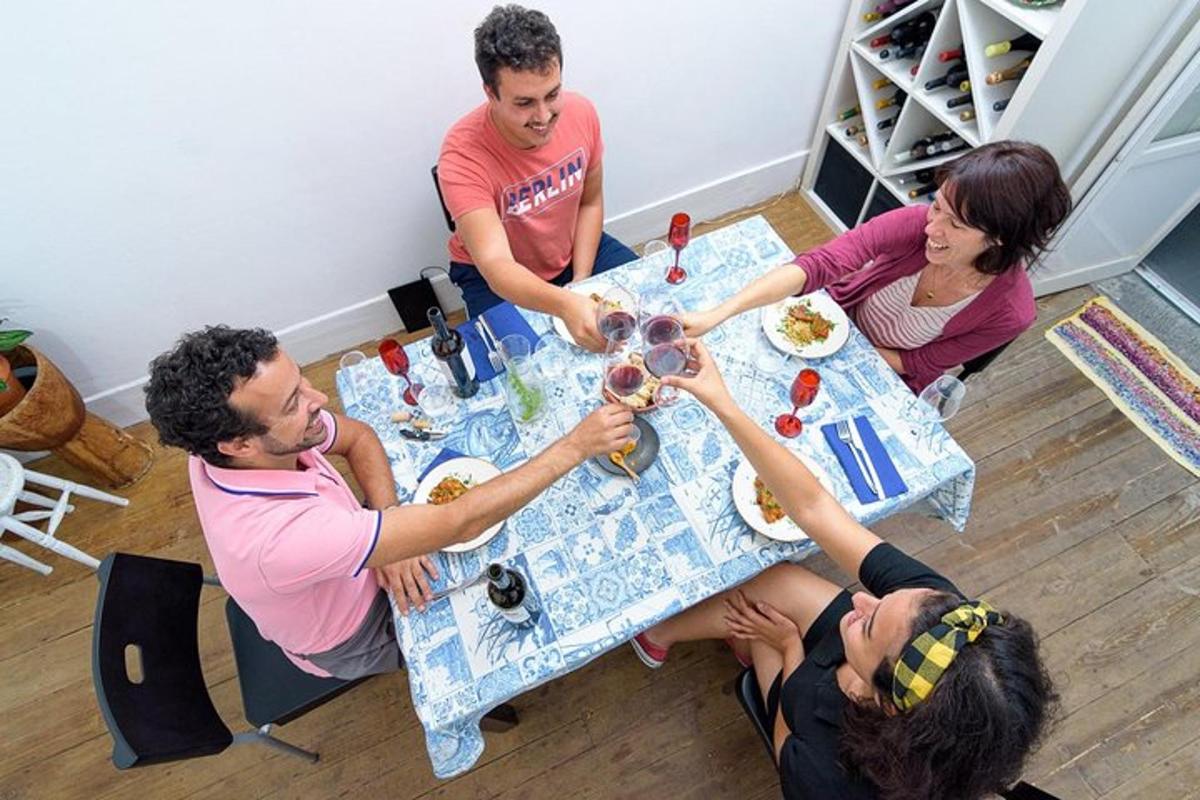sekumpulan orang duduk mengelilingi meja makan makanan