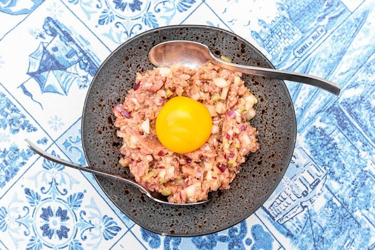 en bolle med mat med et egg på toppen
