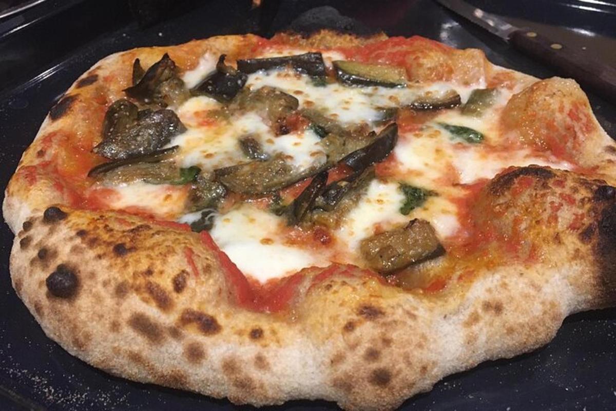 Una pizza en forma de corazón sobre una sartén.