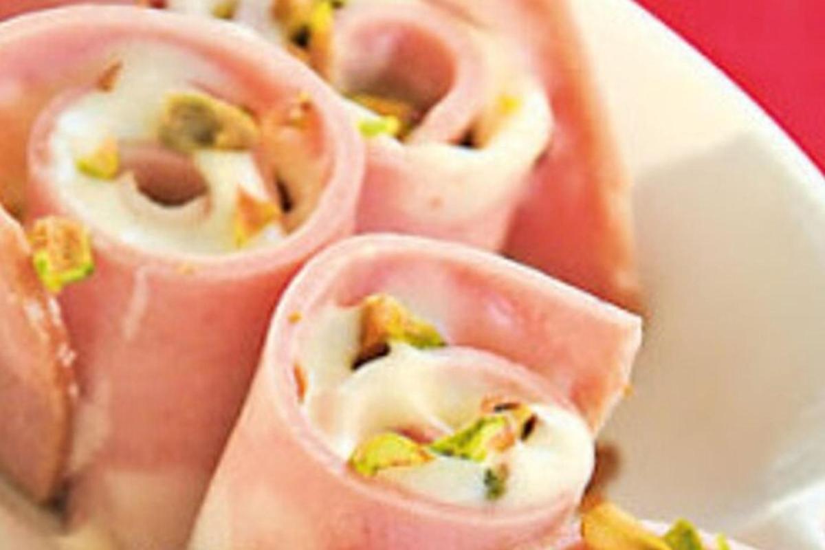 piring putih dengan beberapa makanan di piring