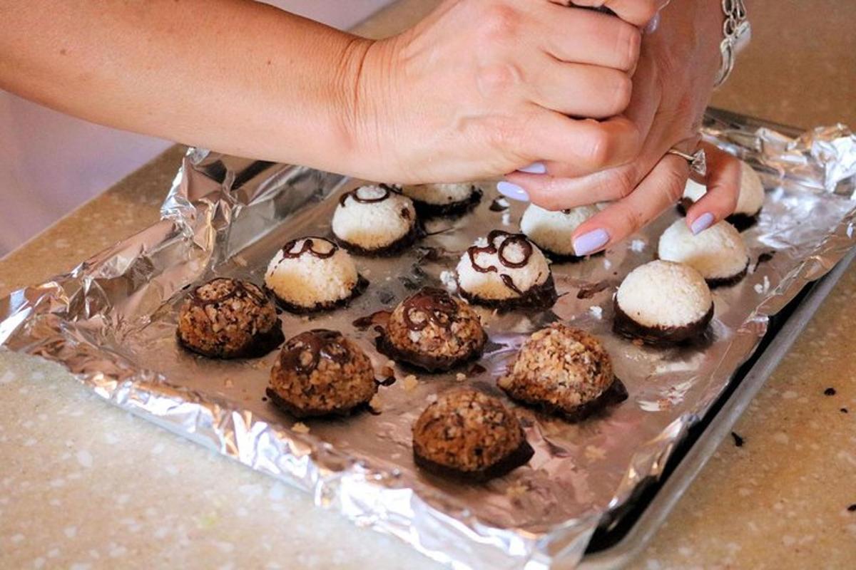seseorang sedang memegang dulang biskut coklat
