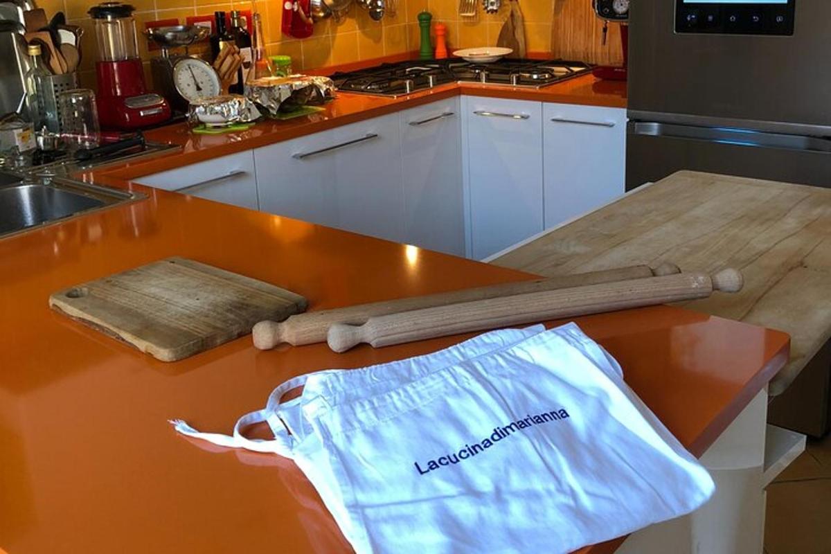 dapur dengan meja dapur dengan kain lap dan dua tongkat baseball
