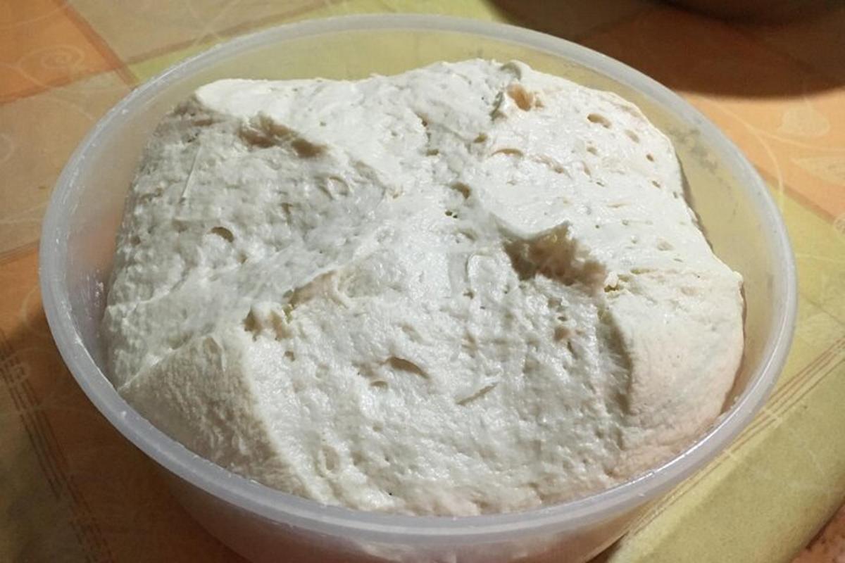 semangkuk roti yang diletakkan di atas meja