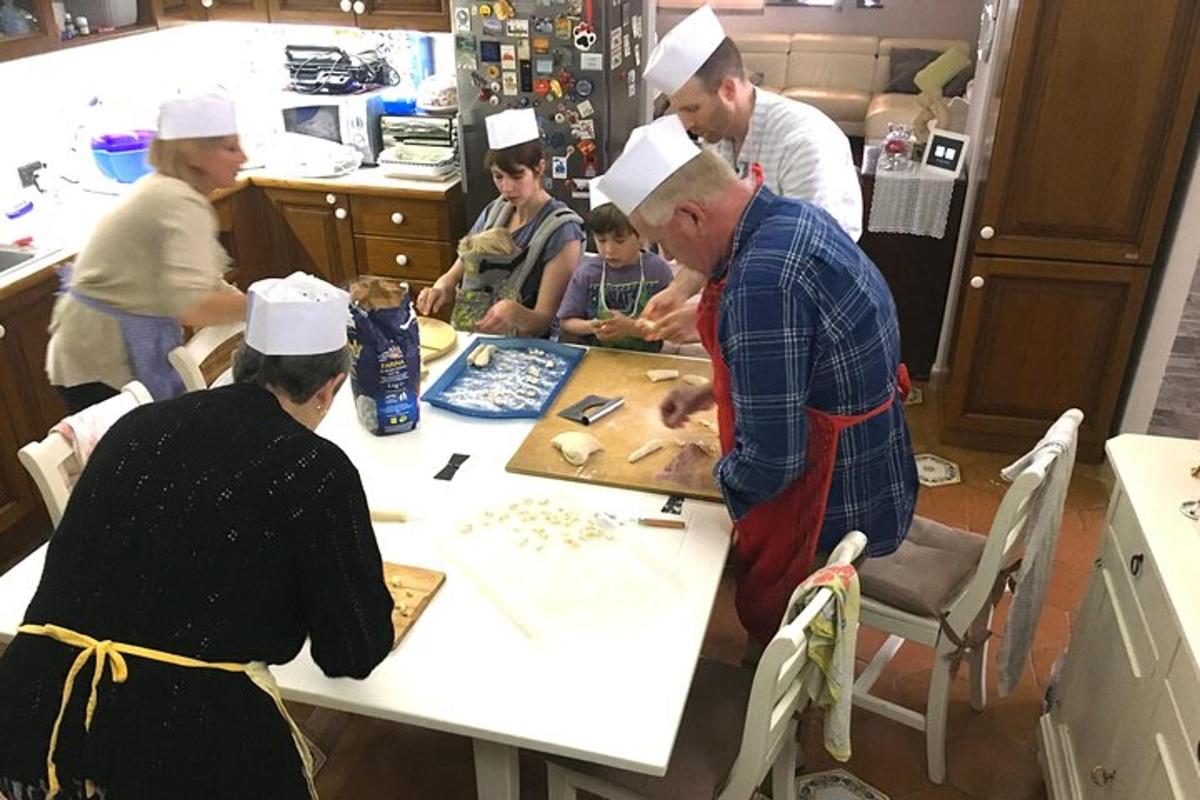 un grup de persones amb barrets de xef al voltant d'una taula