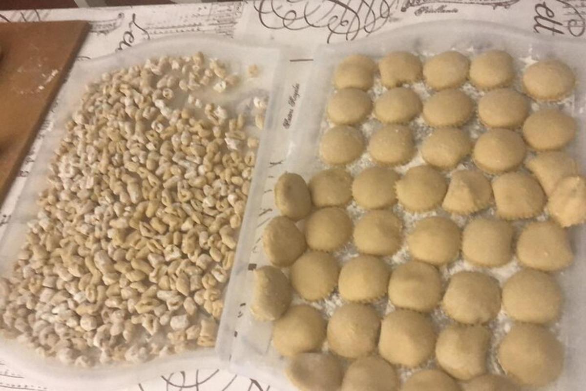 Un recipiente de plástico lleno de diferentes tipos de alimentos.