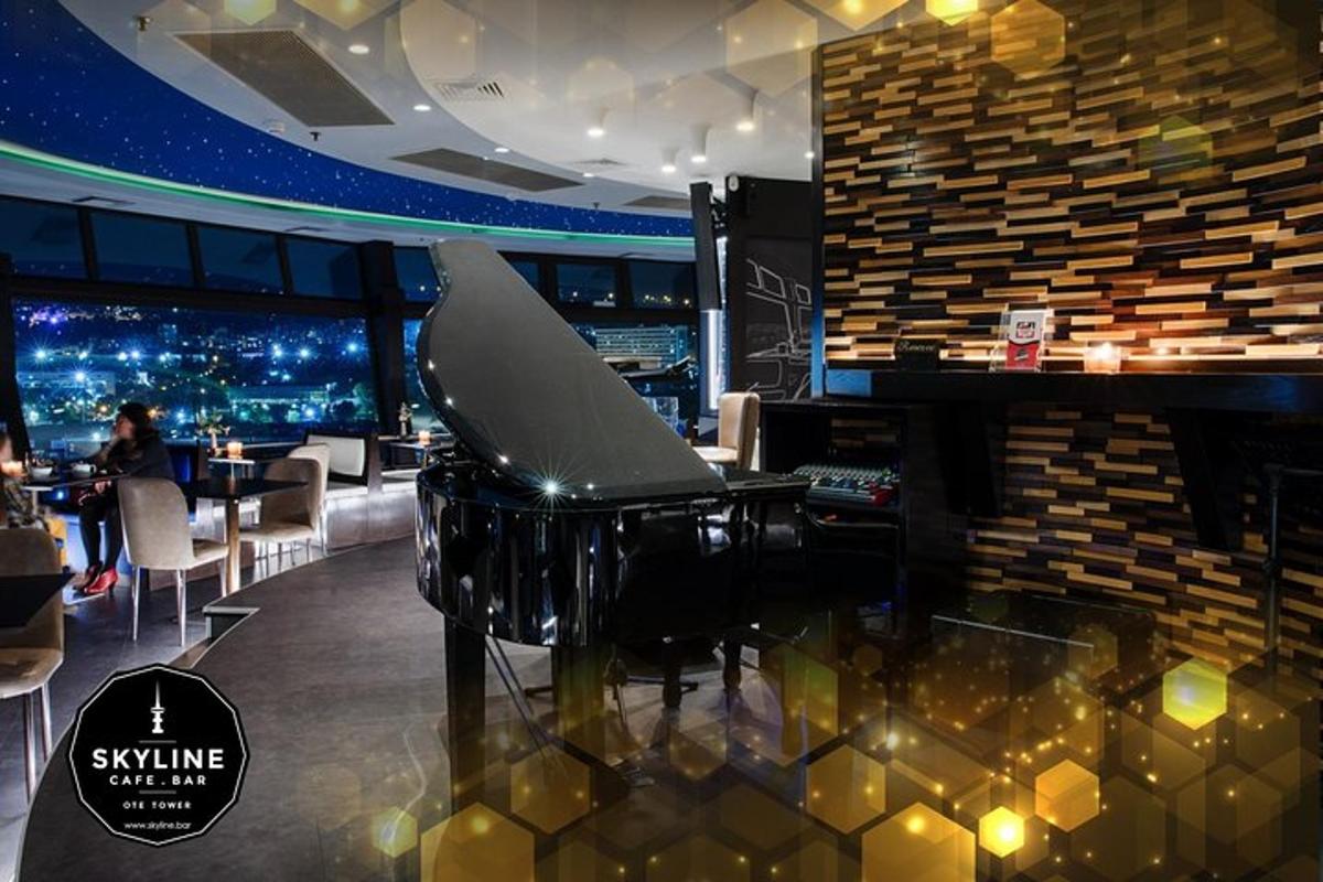 klavír v restauraci s výhledem na město