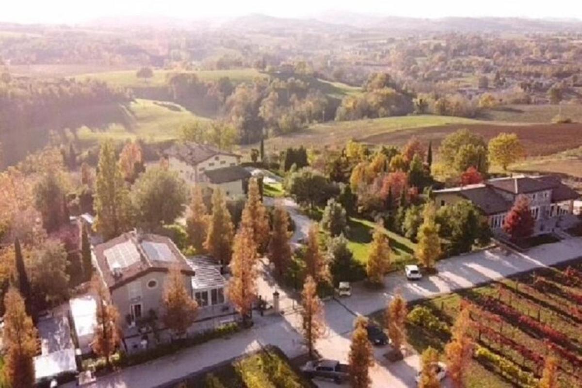 una vista aerea di una casa con parcheggio