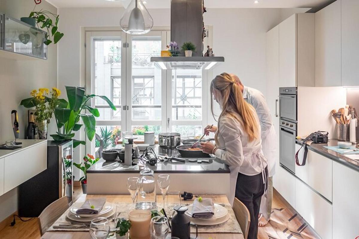 Una mujer parada en una cocina preparando comida.