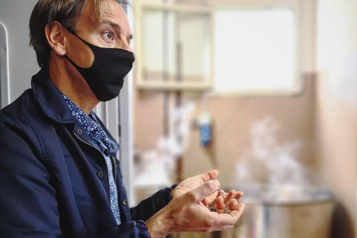 un uomo con una maschera sul viso che prega