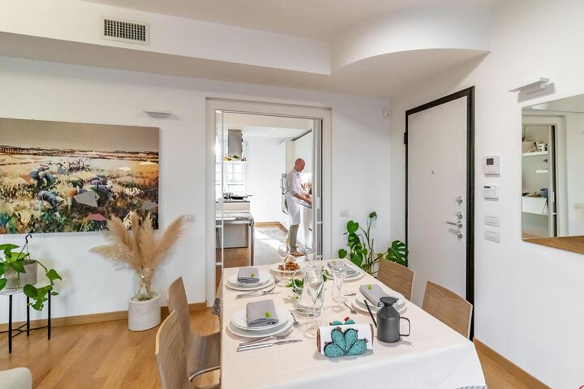 Un comedor con una mesa blanca y una persona al fondo.