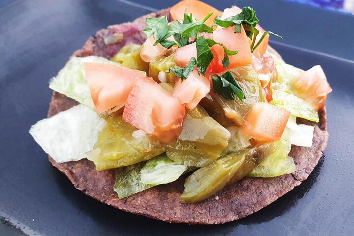 un panino con verdure e formaggio su un piatto