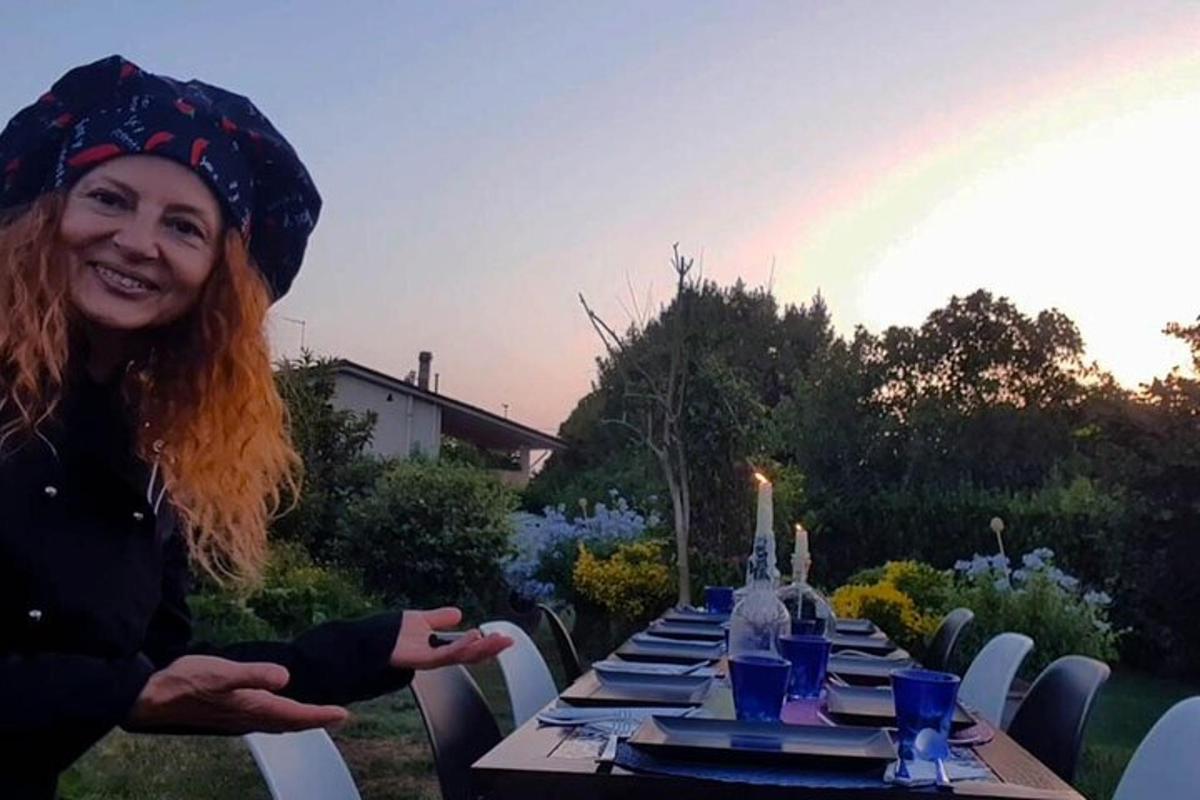 Una mujer sentada en una mesa frente a una mesa con un arcoíris.