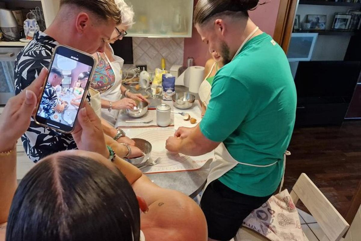 skupina lidí sedících kolem stolu s tabletem