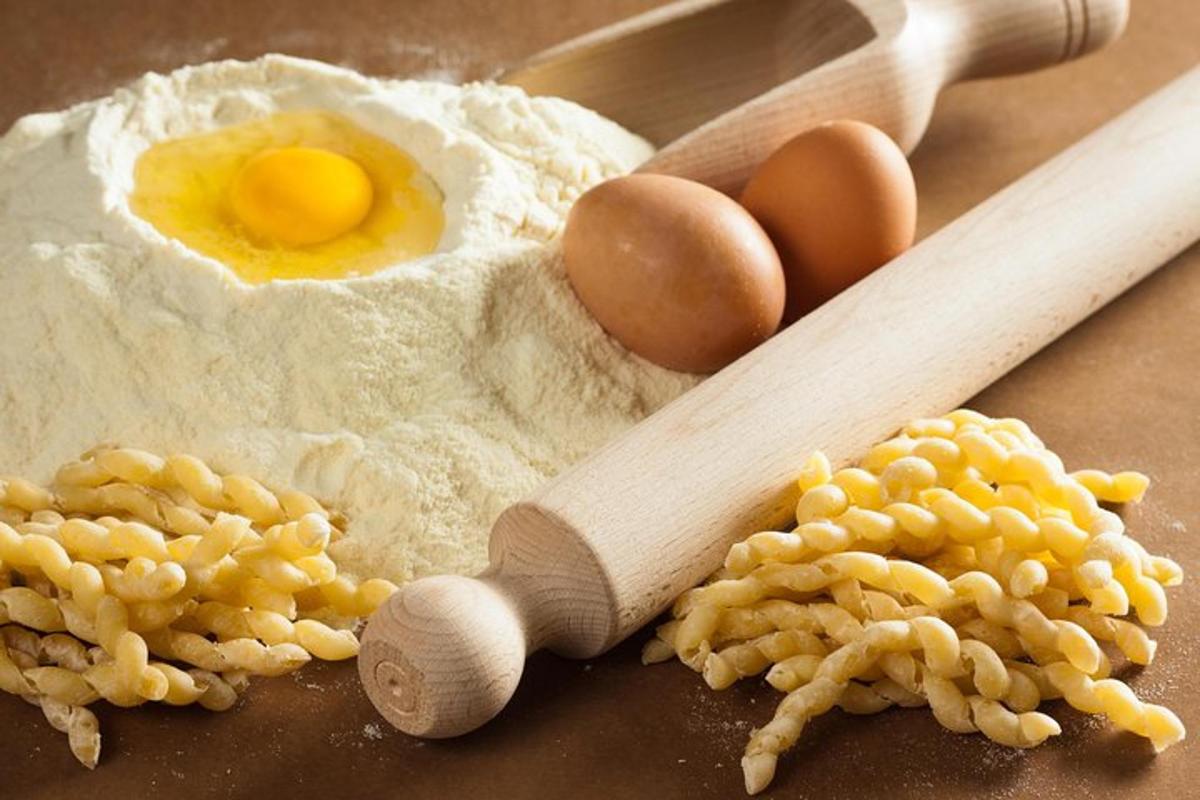 et egg i melet med egg og andre ingredienser