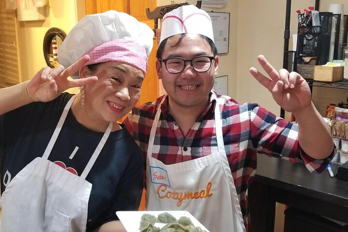 seorang pria dan seorang wanita di dapur dengan tangan terangkat