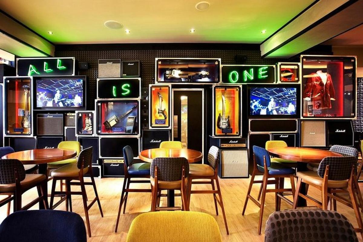 ravintola, jossa on pöytiä, tuoleja ja televisioita