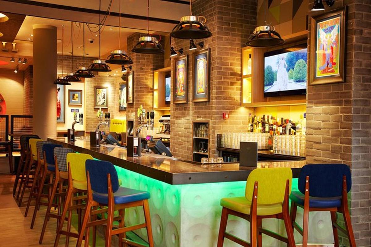 bar v restauraci s barevnými židlemi