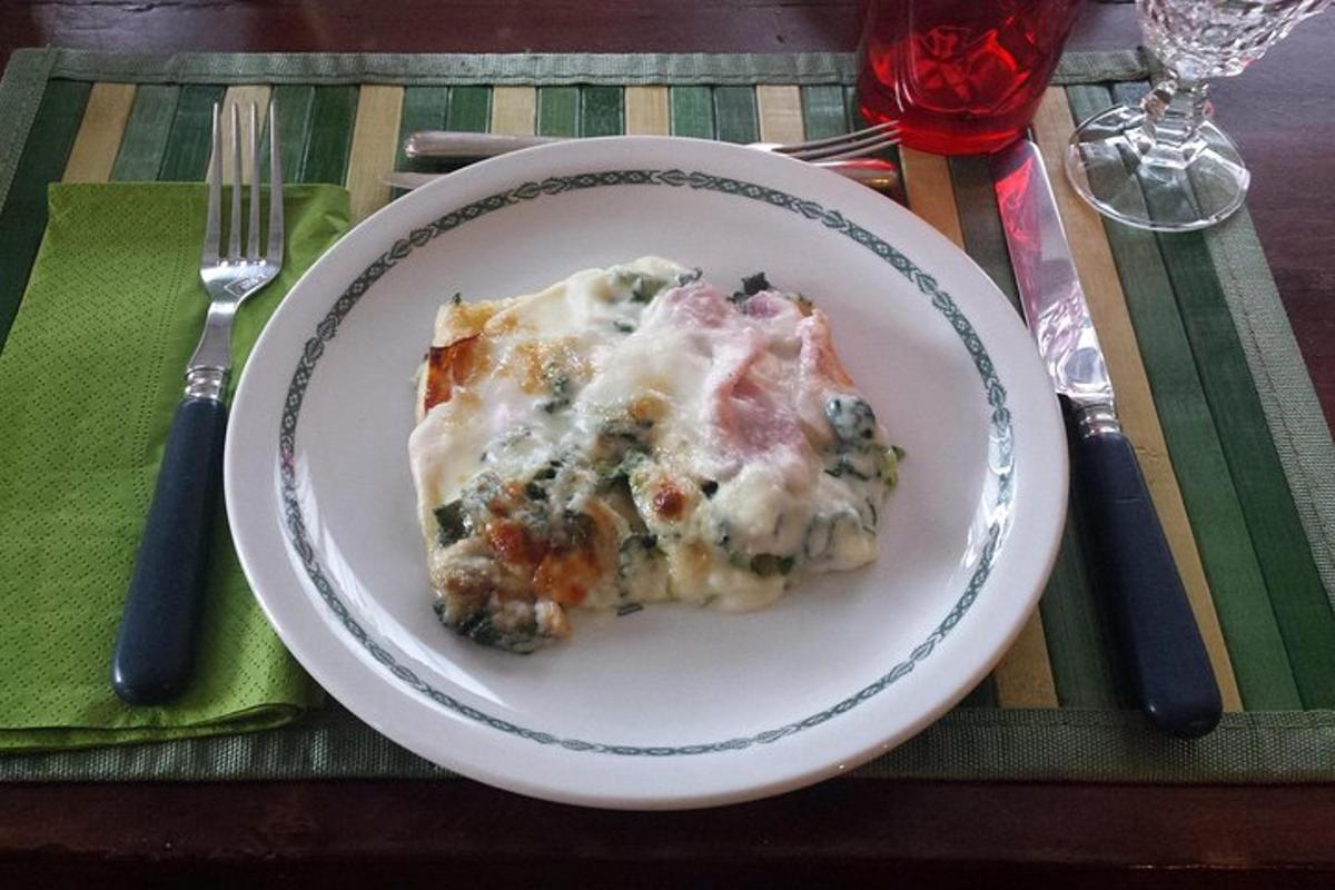 una fetta di pizza su un piatto su un tavolo