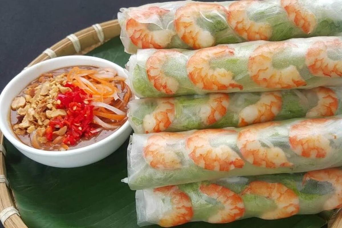 一盘用纸包的虾和一碗米饭