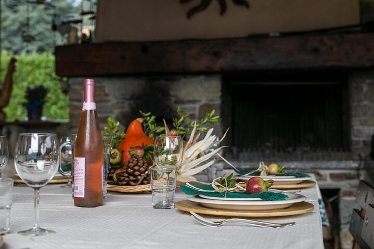 uma mesa com uma garrafa de vinho e pratos de comida