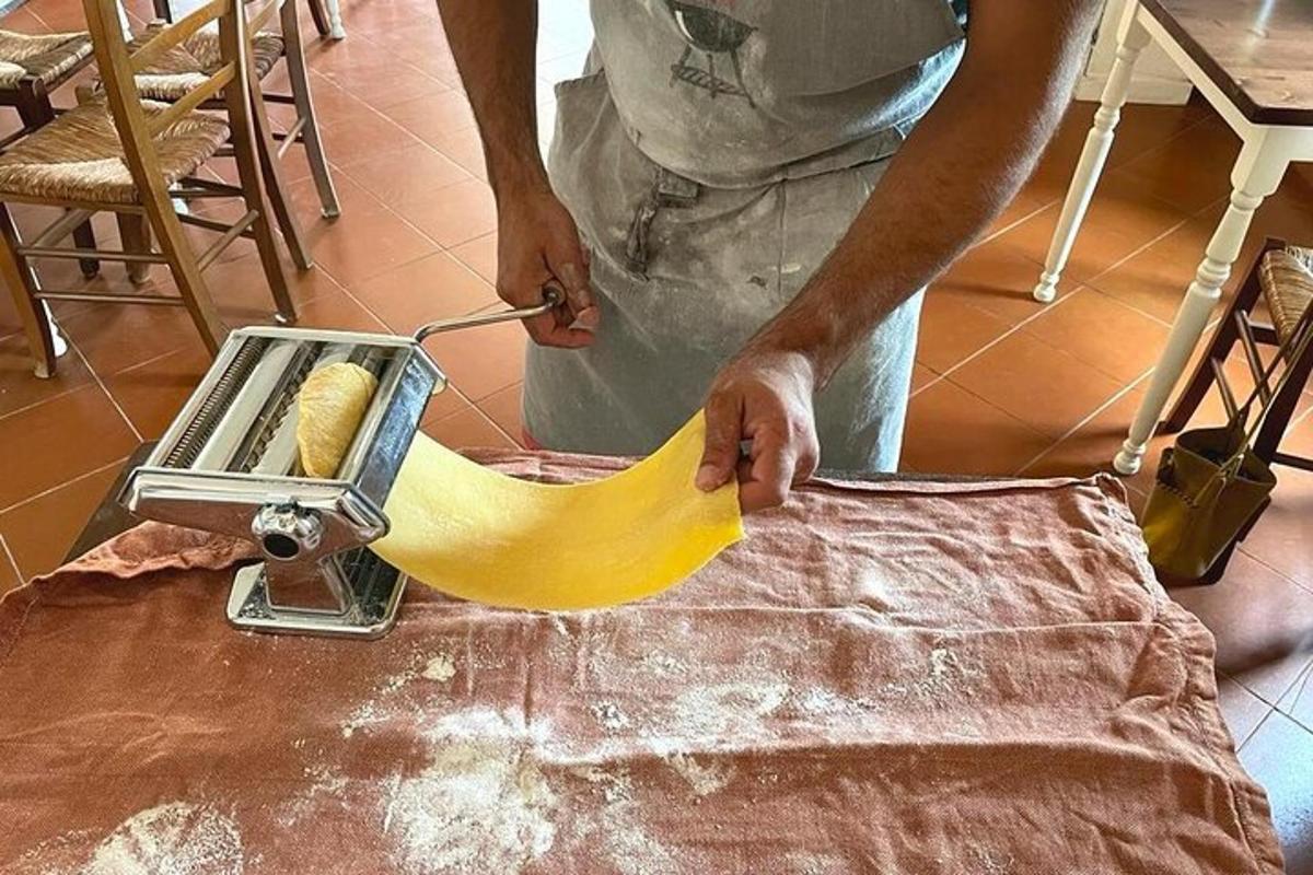 seorang lelaki sedang memotong pisang di atas meja